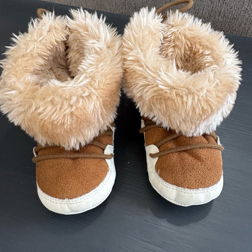 Little Bear Baby Moccasins Swede Booties Plush Fur Lining Size 3/4 Baby